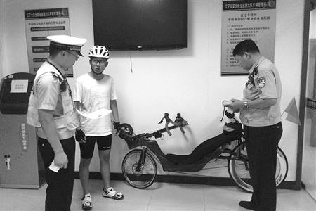 平衡車已不新鮮！南京一男子躺著騎車引發交通混亂
