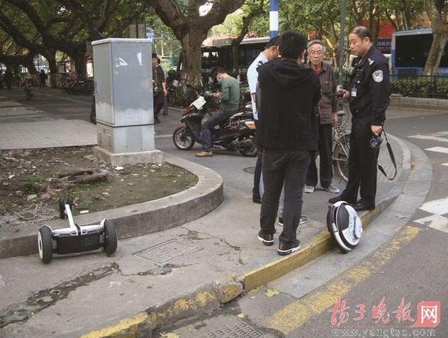 小伙騎平衡車撞倒大爺拒認錯 交警來了才低頭